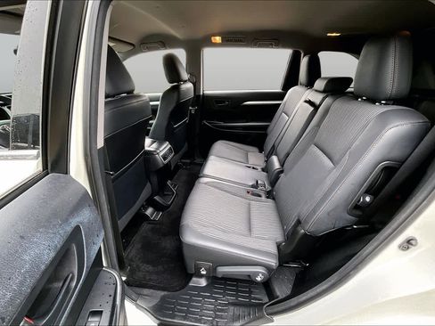Used 2015 Toyota Highlander Plus FWD image 20