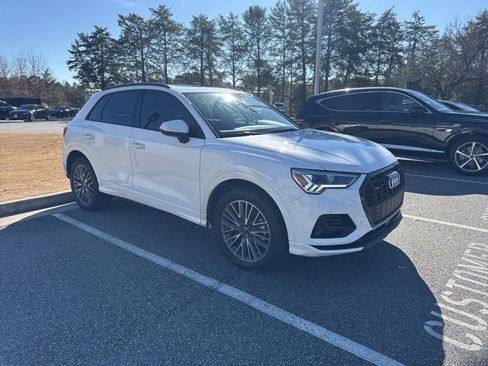 Used 2023 Audi Q3 2.0T Premium image 3