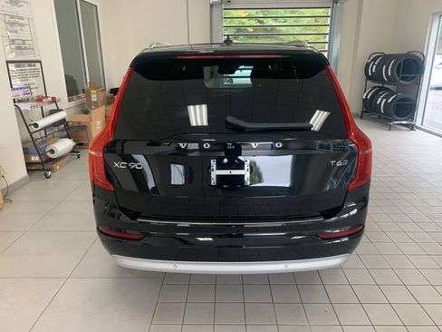 Certified 2022 Volvo XC90 T6 Momentum w/ Climate Package image 5