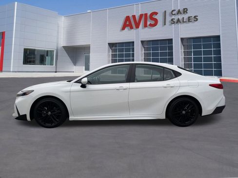 Used 2025 Toyota Camry SE image 2