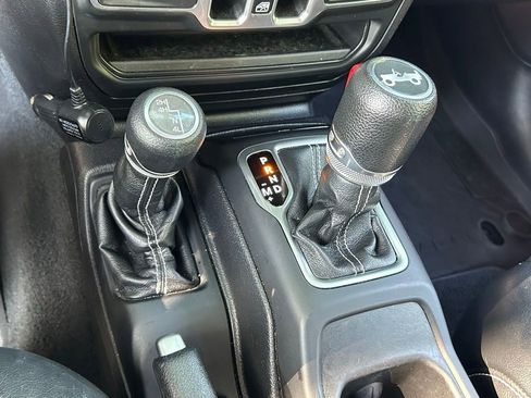 Used 2018 Jeep Wrangler Unlimited Sahara AWD/4WD image 25