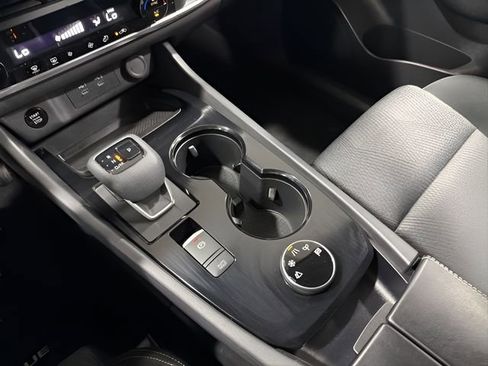 Used 2024 Nissan Rogue SV image 25