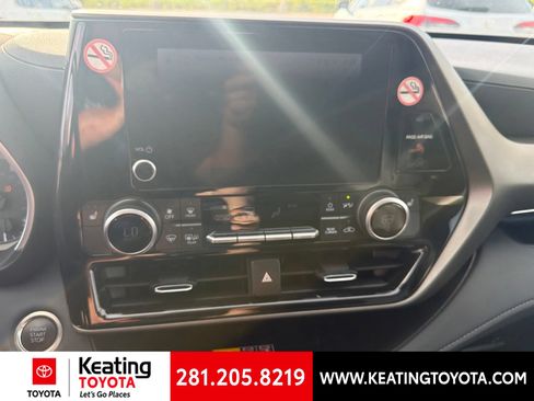 Used 2025 Toyota Highlander XLE FWD image 18