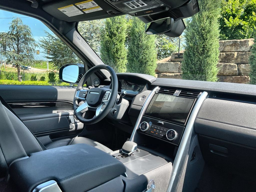 Used 2025 Land Rover Discovery S AWD/4WD image 14