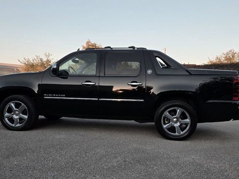 Used 2013 Chevrolet Avalanche LTZ image 9