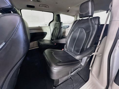 Used 2024 Chrysler Pacifica Touring-L FWD image 25