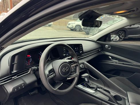 Used 2021 Hyundai Elantra SE w/ Cargo Package image 11