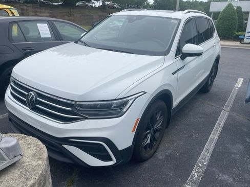 Certified 2024 Volkswagen Tiguan SE w/ Panoramic Sunroof Package FWD image 2