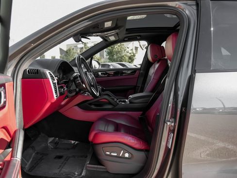 Used 2019 Porsche Cayenne image 42