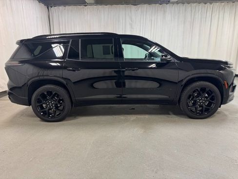 Used 2025 Chevrolet Traverse RS image 3