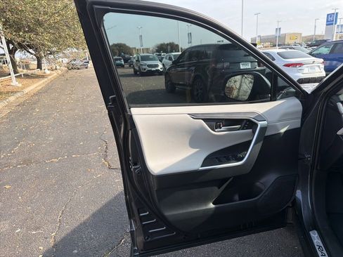 Used 2025 Toyota RAV4 Limited image 9