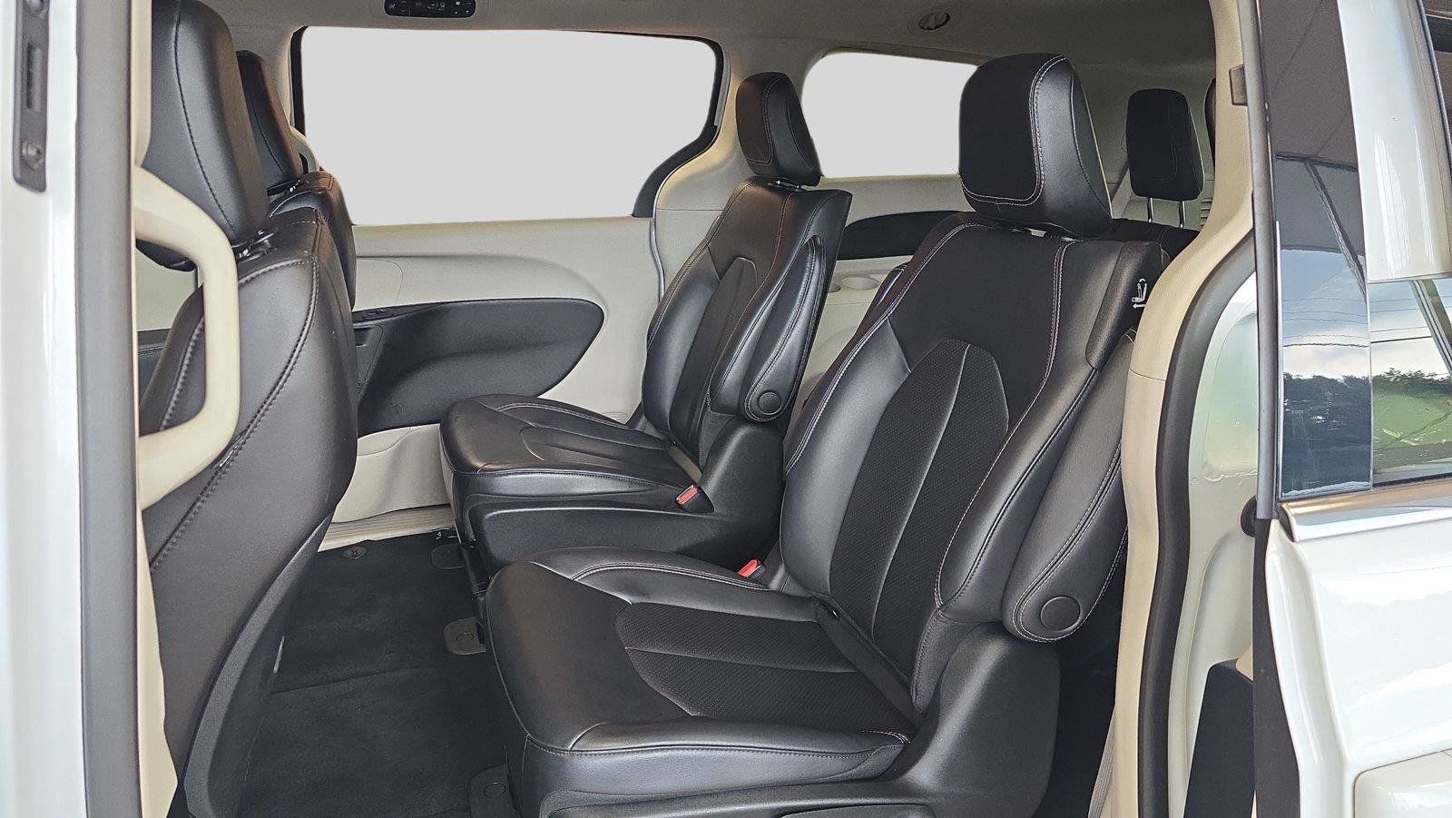 Used 2023 Chrysler Pacifica Touring-L FWD image 18