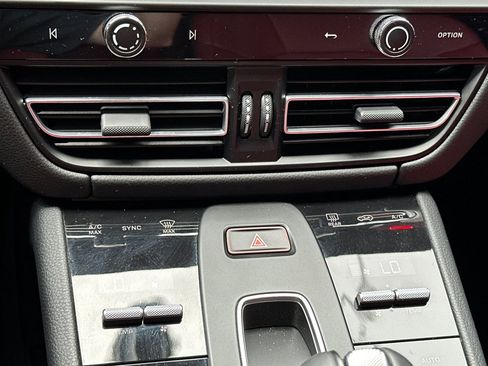 Used 2025 Porsche Macan image 25