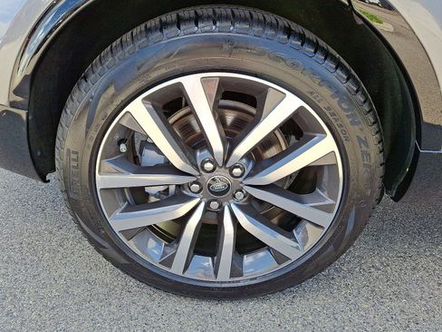 Certified 2024 Land Rover Discovery Dynamic SE image 11