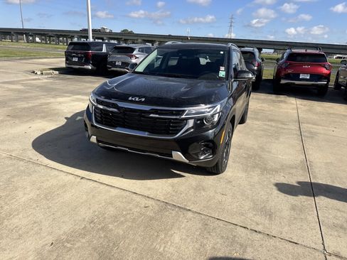 Certified 2025 Kia Seltos EX image 3