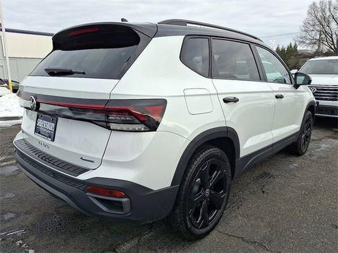 New 2026 Volkswagen Taos SE image 4