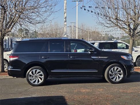 Used 2024 Lincoln Navigator Reserve image 3