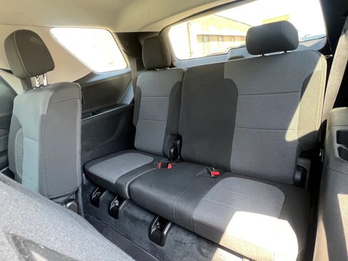 Used 2021 Chevrolet Traverse LS image 25