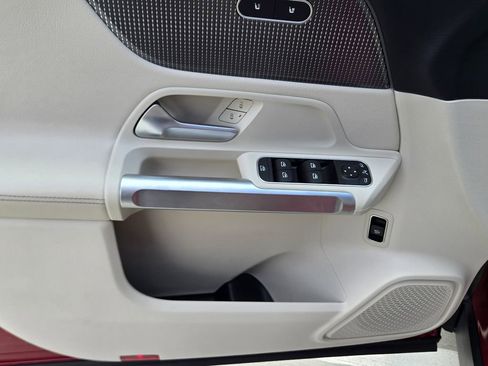 Used 2022 Mercedes-Benz GLB 250 w/ Premium Package Lite image 31