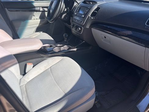Used 2014 Kia Sorento LX image 4