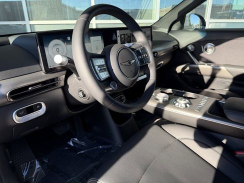 Used 2025 Genesis GV60 RWD image 32