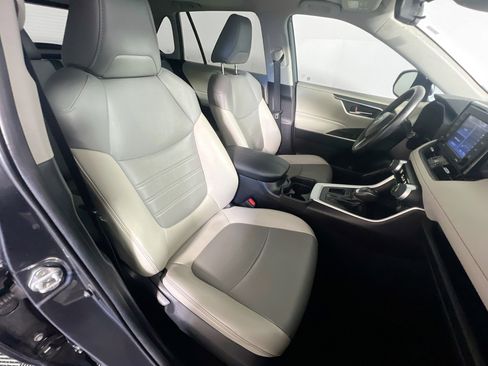 Used 2020 Toyota RAV4 XLE Premium image 30