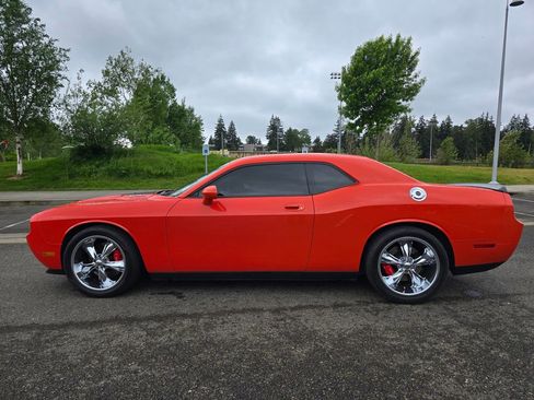 Used 2009 Dodge Challenger SRT8 RWD image 2