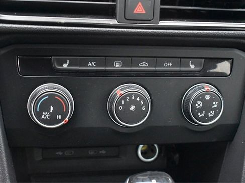 Used 2022 Volkswagen Taos SE image 29