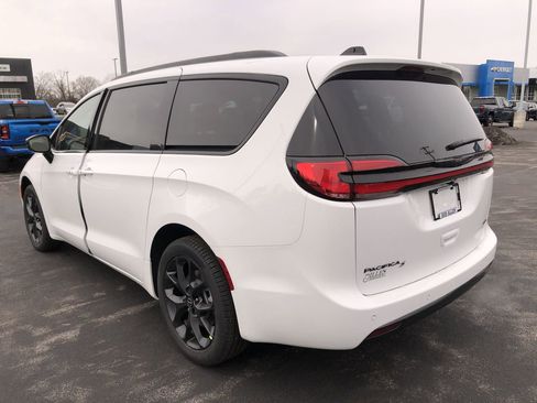 New 2026 Chrysler Pacifica Select image 12