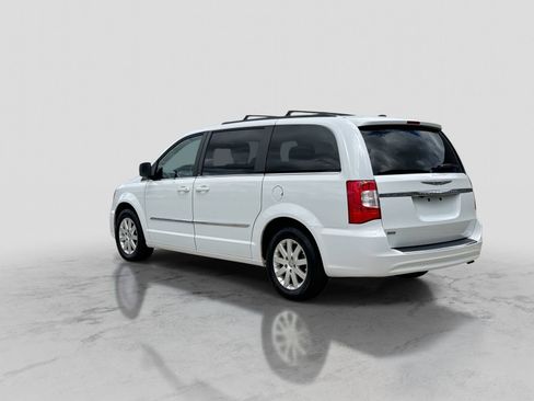 Used 2014 Chrysler Town & Country Touring FWD image 4