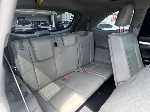Used 2019 Toyota Highlander XLE FWD image 12