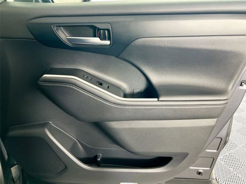 Used 2021 Toyota Highlander XLE image 31