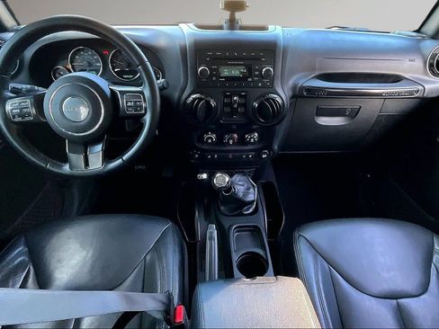 Used 2017 Jeep Wrangler Unlimited Sahara AWD/4WD image 8