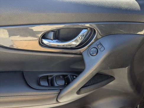 Used 2018 Nissan Rogue S image 7