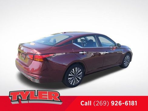Used 2024 Nissan Altima 2.5 SV FWD image 8
