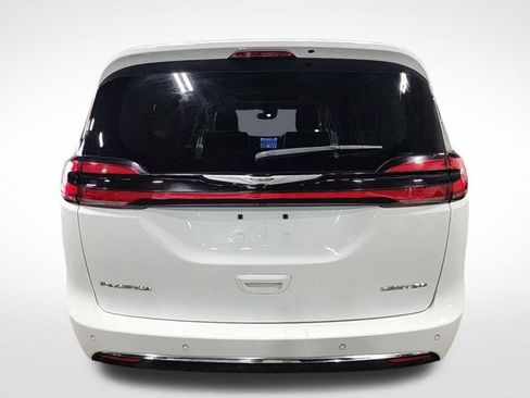 Used 2023 Chrysler Pacifica Limited image 8