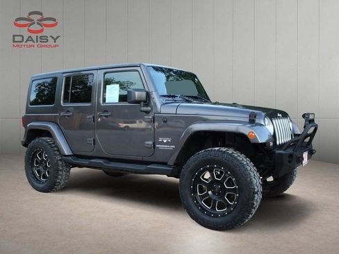 Used 2016 Jeep Wrangler Unlimited Sahara w/ Connectivity Group AWD/4WD image 3