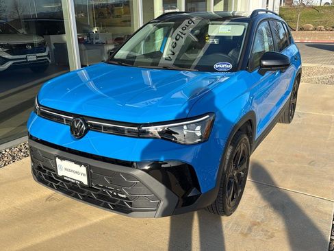 New 2025 Volkswagen Taos SE image 1