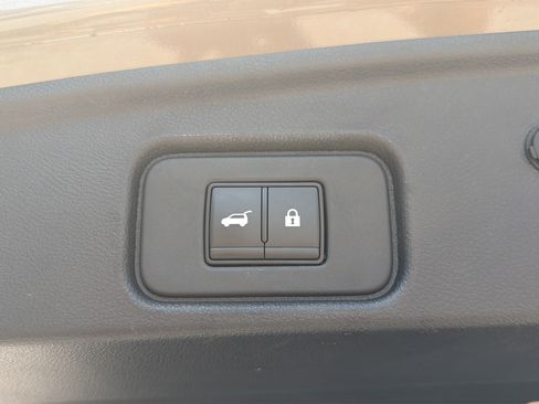 Used 2024 Nissan Pathfinder Platinum FWD image 17