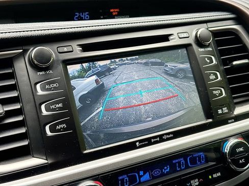 Used 2017 Toyota Highlander XLE AWD/4WD image 19