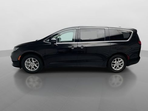 Used 2023 Chrysler Pacifica Touring-L FWD image 2