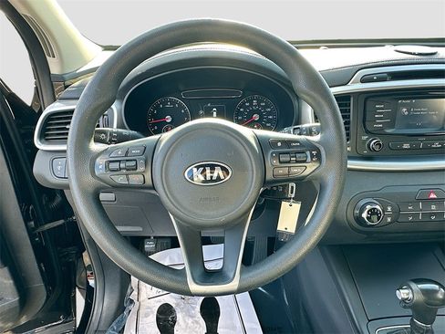 Used 2017 Kia Sorento LX image 11