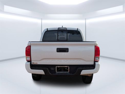 Used 2017 Toyota Tacoma SR image 4