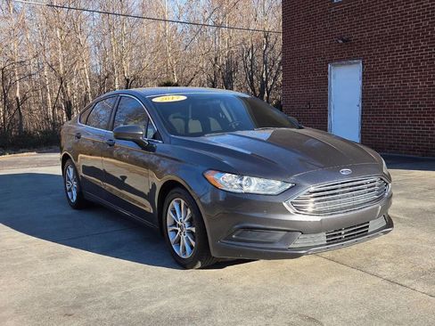 Used 2017 Ford Fusion SE image 3