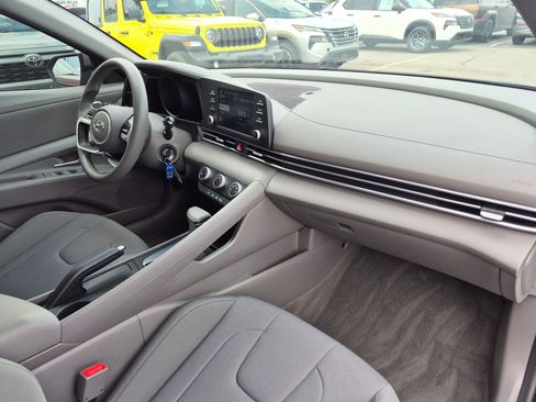 Used 2023 Hyundai Elantra SE FWD image 31