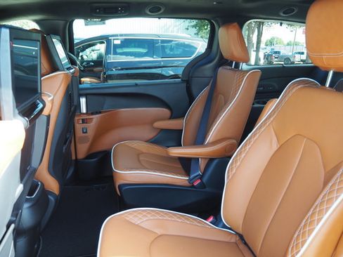 New 2026 Chrysler Pacifica Pinnacle image 15