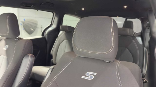 Used 2020 Chrysler Pacifica Touring w/ S Appearance Package FWD image 24