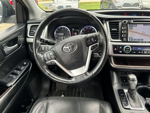 Used 2017 Toyota Highlander Limited Platinum FWD image 16