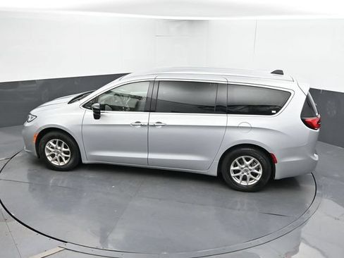 Used 2024 Chrysler Pacifica Touring-L FWD image 42