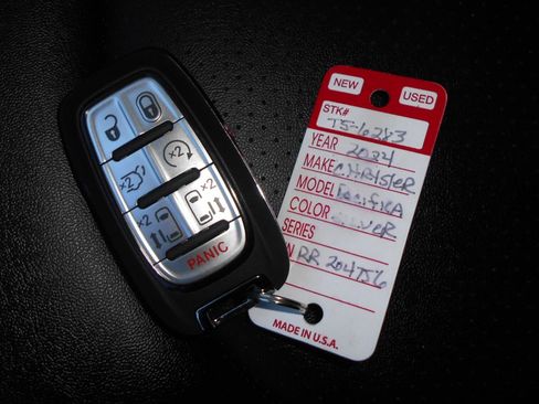 Used 2024 Chrysler Pacifica Touring-L FWD image 10